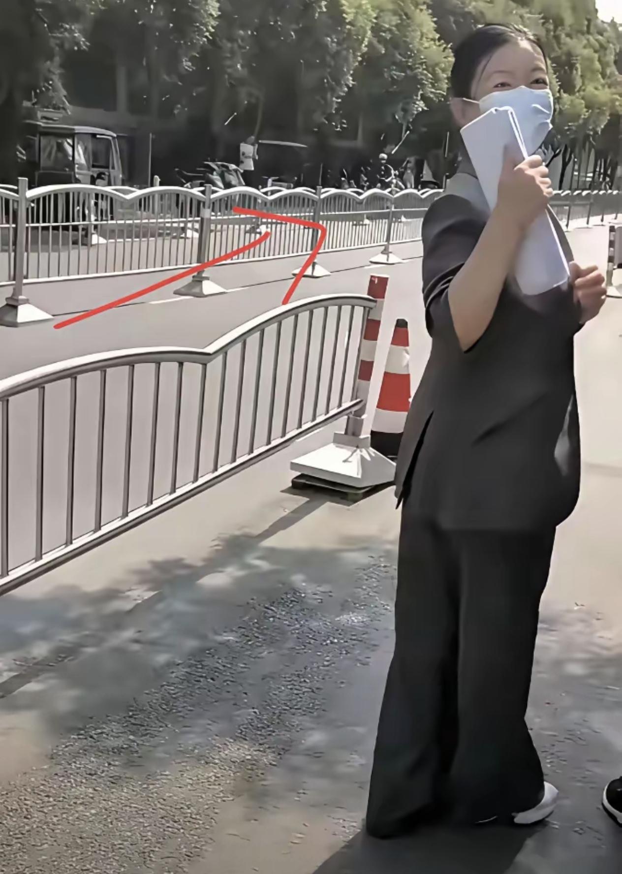家人们姐姐们下午好啊;姗姗看到木些人提议,许敏或许该给那位热衷于在直播中搬弄是非