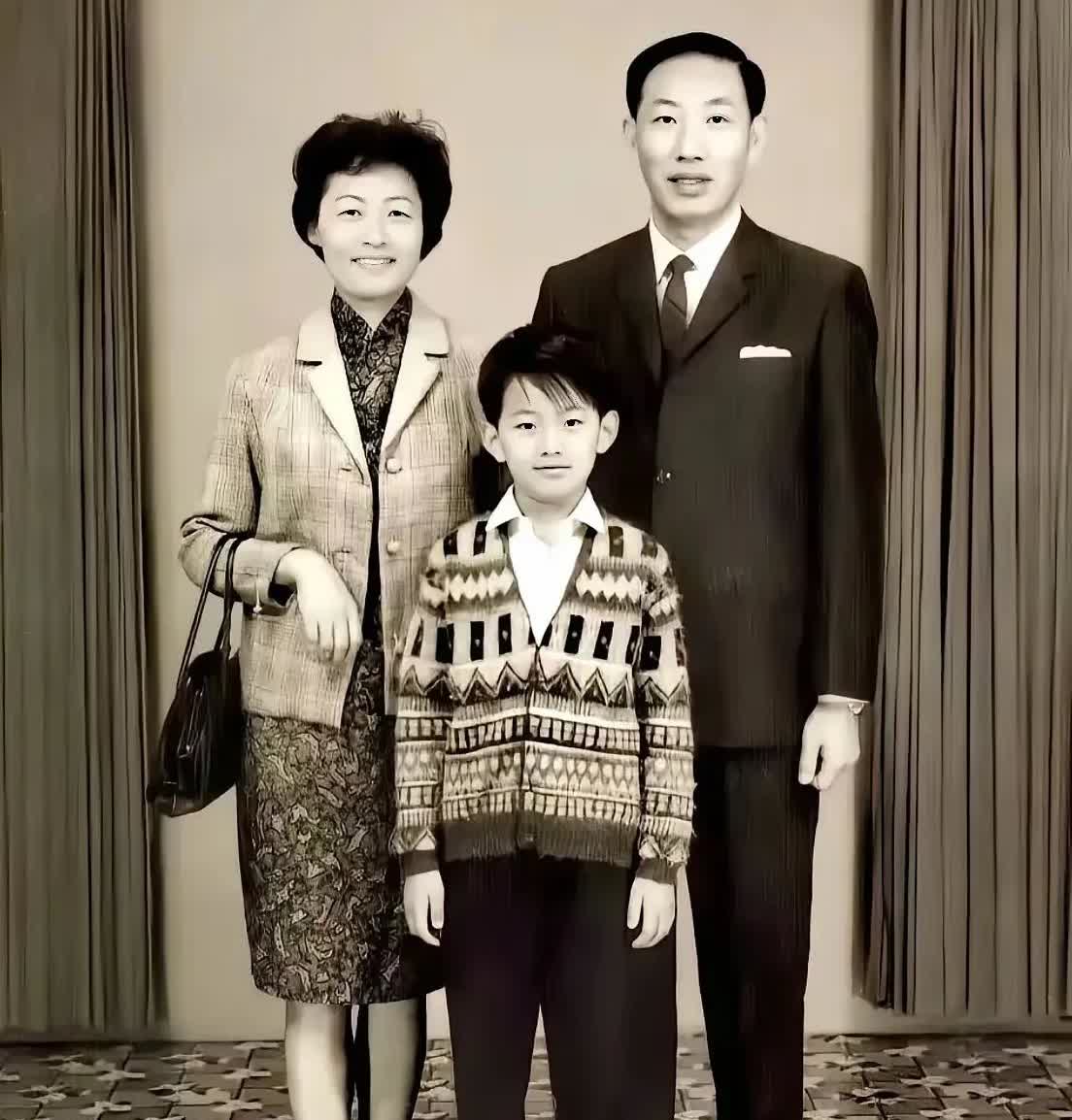 这位小帅哥，现在已经长成了家喻户晓的大明星，正值当年，你知道他是谁吗？能不能说出