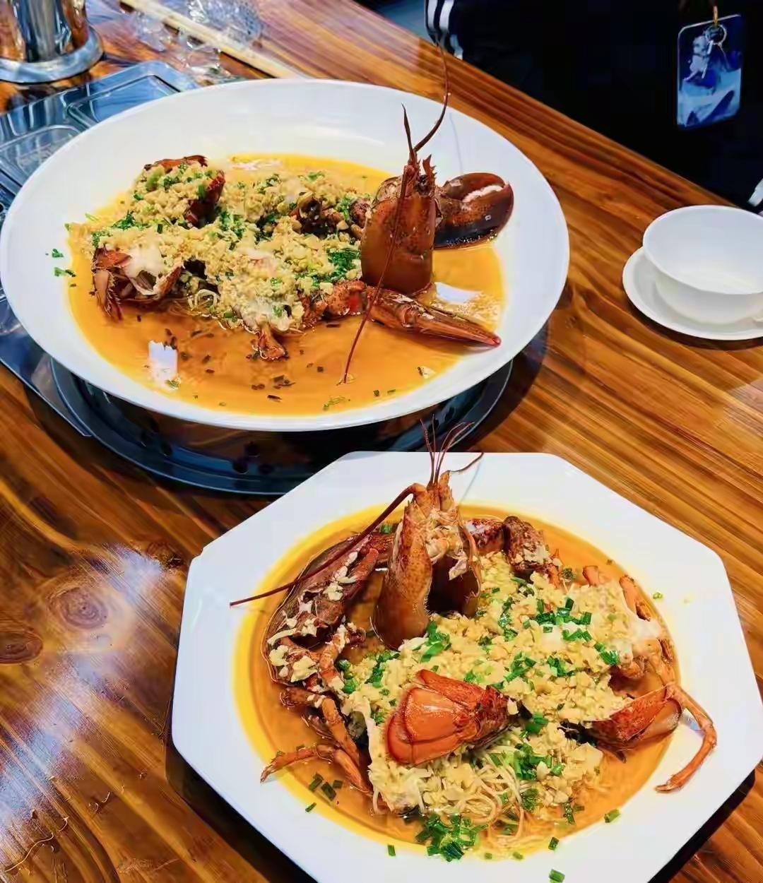 南京大学食堂最近因一道菜引发热议：一只2.1公斤的帝王蟹，标价999元登上学生餐