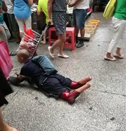 2016年，广州男子买菜时，偶遇双脚被截断的乞丐，仔细辨认下发现，这竟是失踪12