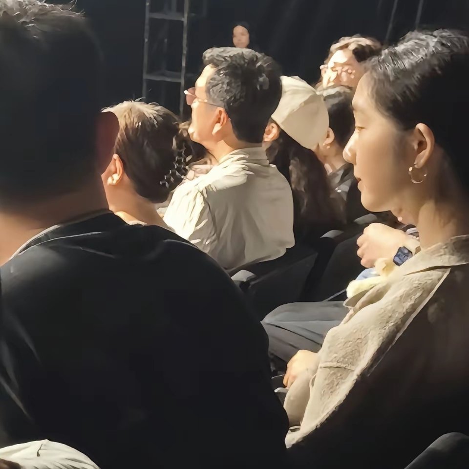黄磊一家现身乌镇，20岁女儿多多坐在台下看父亲演出，气质突出像成熟女人。​​​
