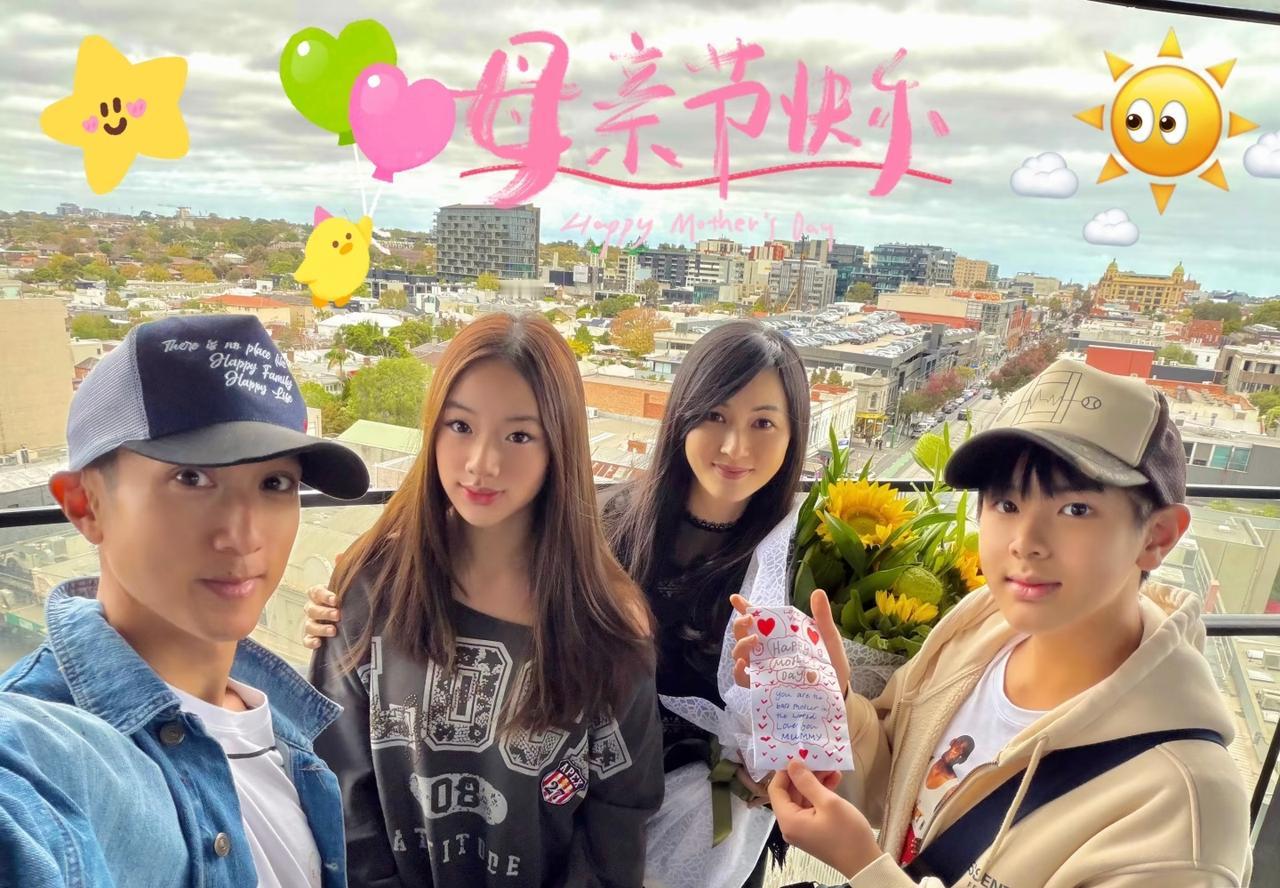 吴尊和家人在墨尔本过母亲节，结婚30年过去了，女儿和孩子都长大了，吴尊俩口子完全