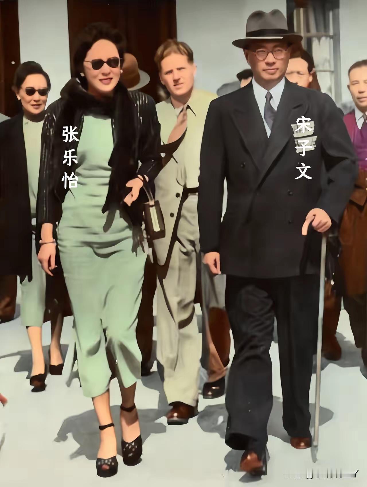 1949年那张宋子文携夫人张乐怡飞抵香港启德机场的老照片，看着太有历史感了。照片