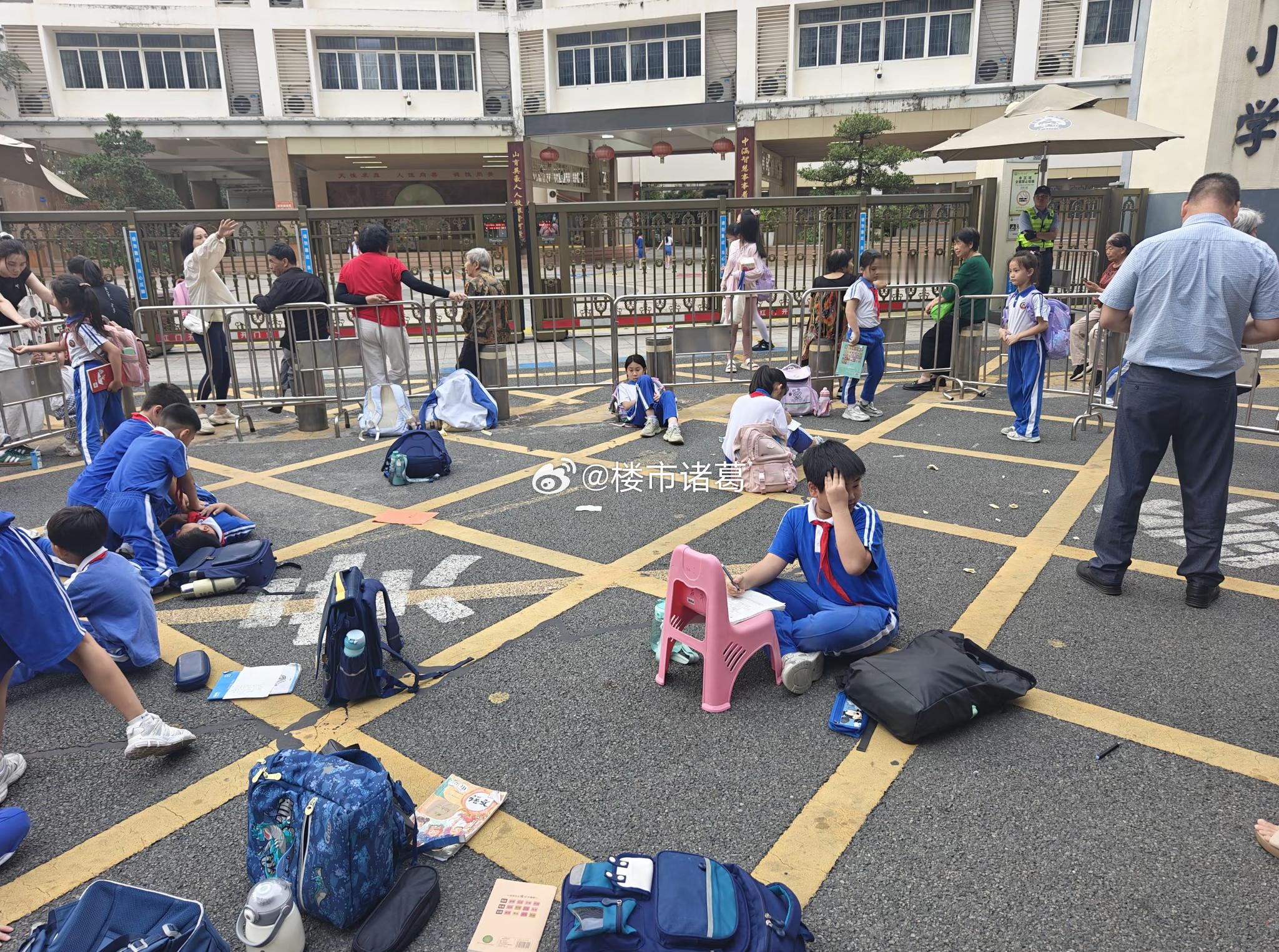 某深圳家长接孩子下学时拍的一幕​​​