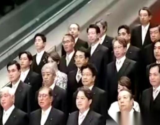 都以为我们在那儿干站着，看戏呢。其实，最狠的招，从来都不是挥出去的拳头。是把