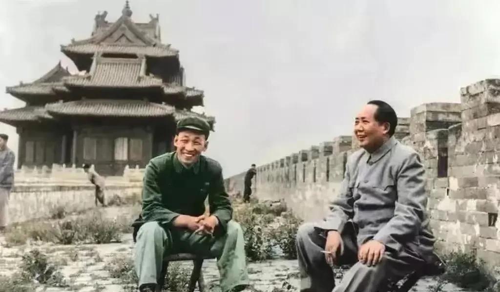 故宫的城墙爬满蒿草与青苔，岁月的斑驳里，藏着一段动人的剪影。毛主席端坐其上，自带