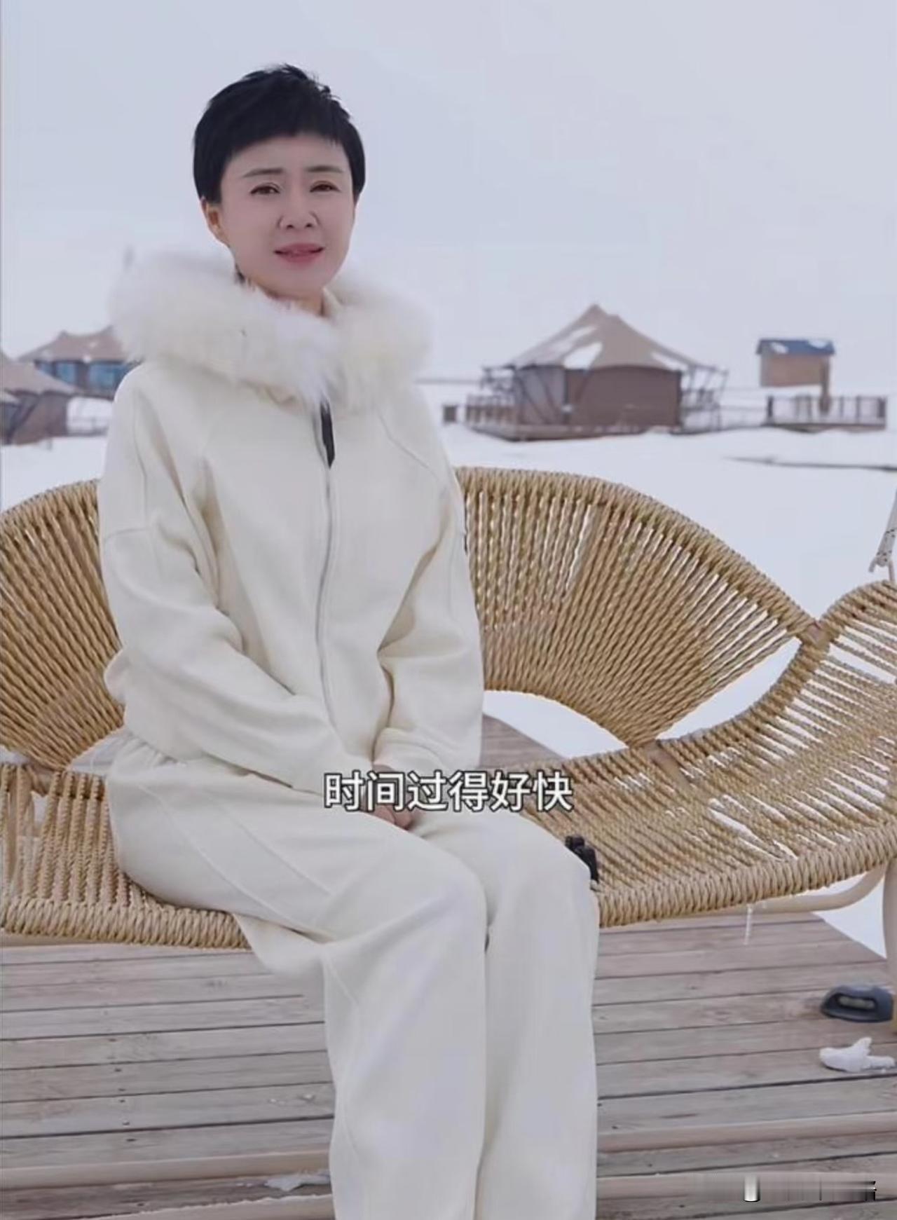 总有人说贺娇龙脸是微调的，浑身上下看着就不便宜，大衣动辄几千上万。可最难得的是