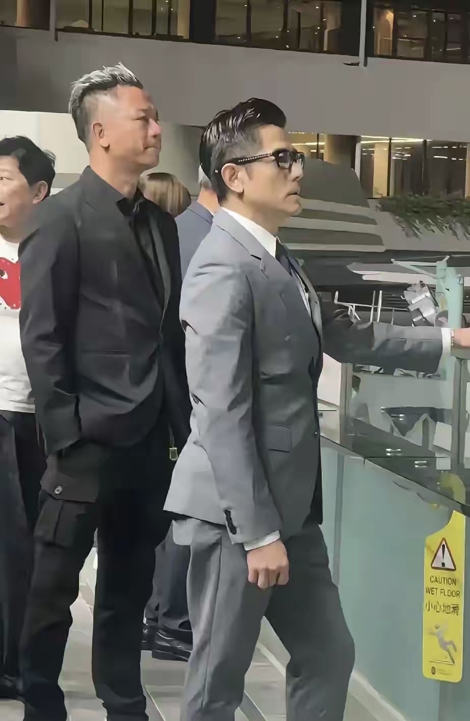 别的欣赏不来，但郭富城这衣品一直都挺好的，快60岁了，这身材，年轻的男人看到都会