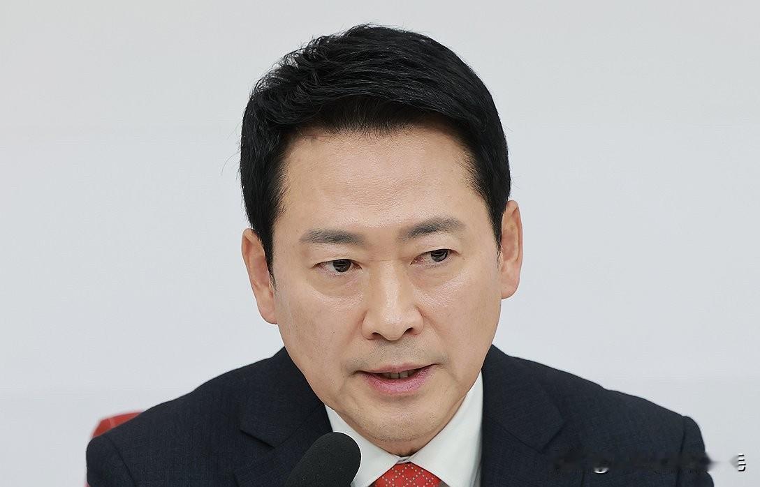 2月14日，韩国国民力量党党首张东赫公开喊话大法院院长曹喜大，敦促重启针对总统李