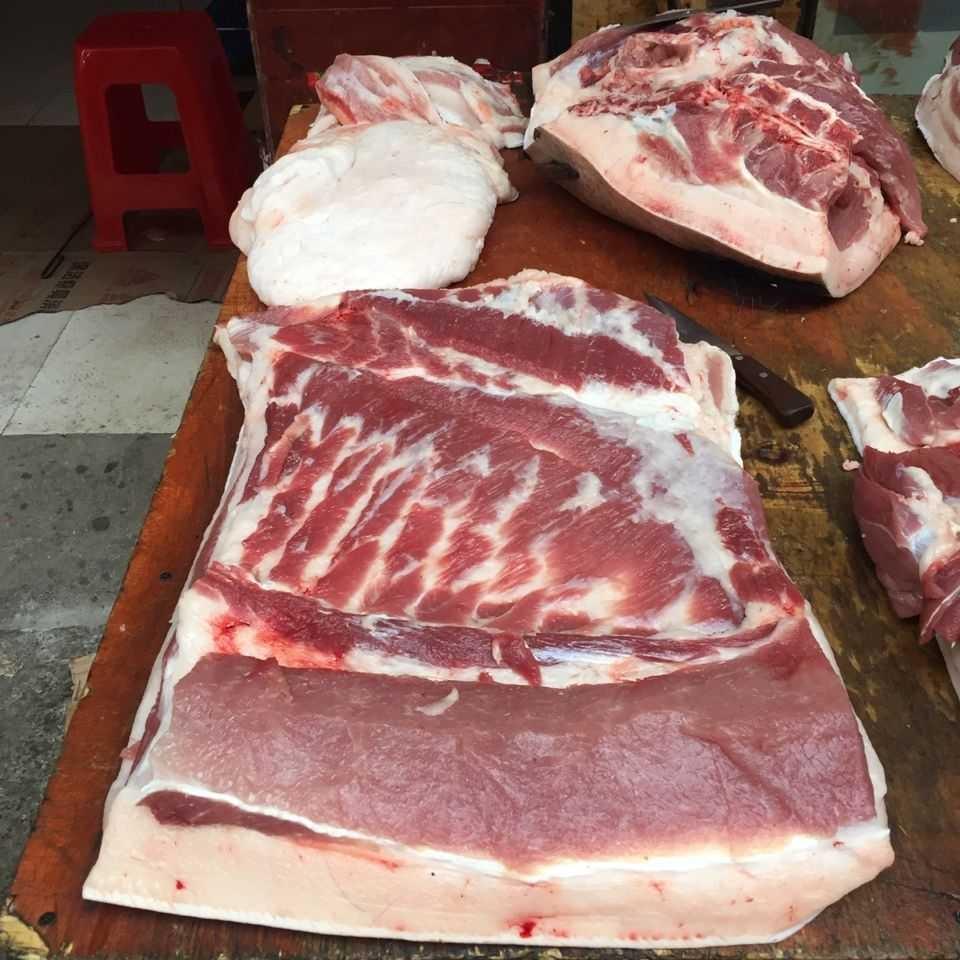 前天老伴回老家了，是带着任务回去的。我们邻村有一家做豆腐的养了几头猪，用豆腐渣