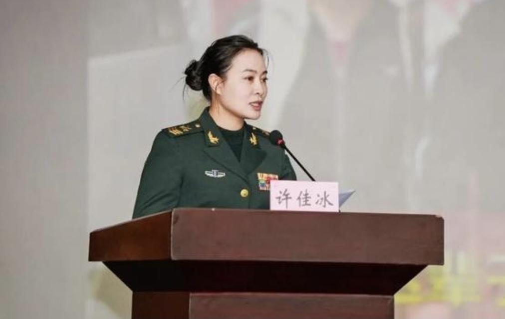 三级军士长，五排勋表！能当到这个级别的女兵，太了不起了！这么说吧，在解放军体