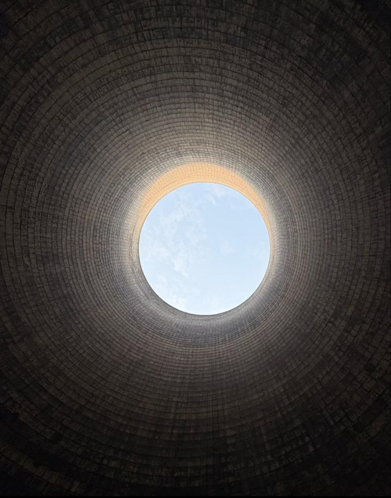 废弃冷却塔的内部，你知道长什么样吗？还是之前去旅游的路上，无意间看到的废弃