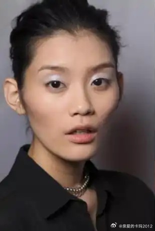 奚梦瑶说自己，“在脸上花了不少钱”。她性格确实好，真实、开朗、可爱。但早期的相貌