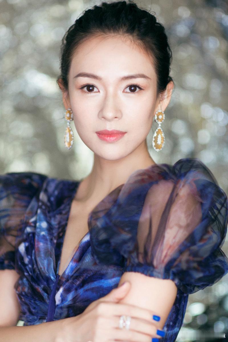 伤官男和食神女实际相处中的正向互动伤官男性格外放、锋芒强，做事容易冲动冒进，偶尔