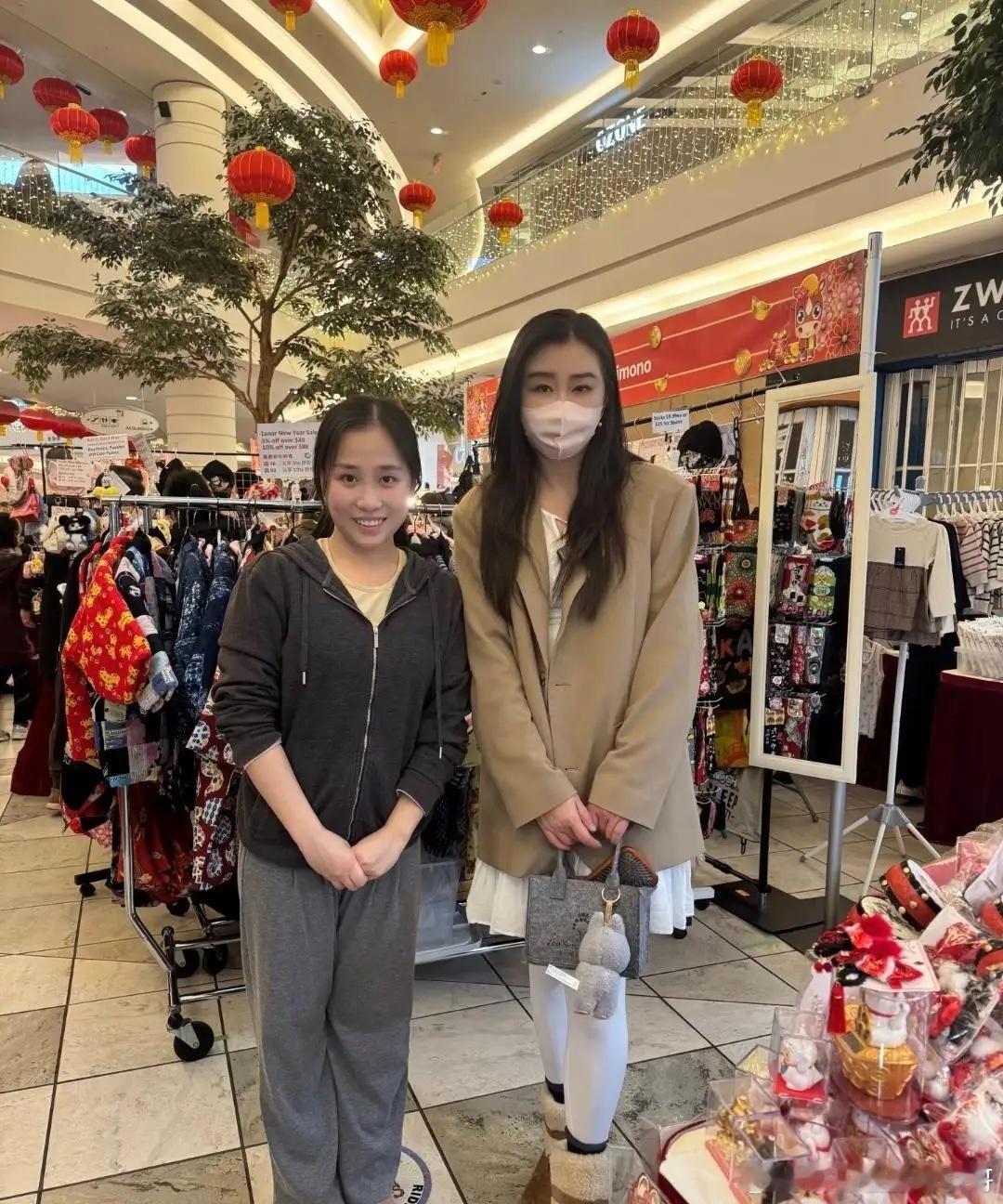 59岁王祖贤在温哥华逛超市被偶遇，她身穿棕色外套下配白色短裙和丝袜，打扮很有少女