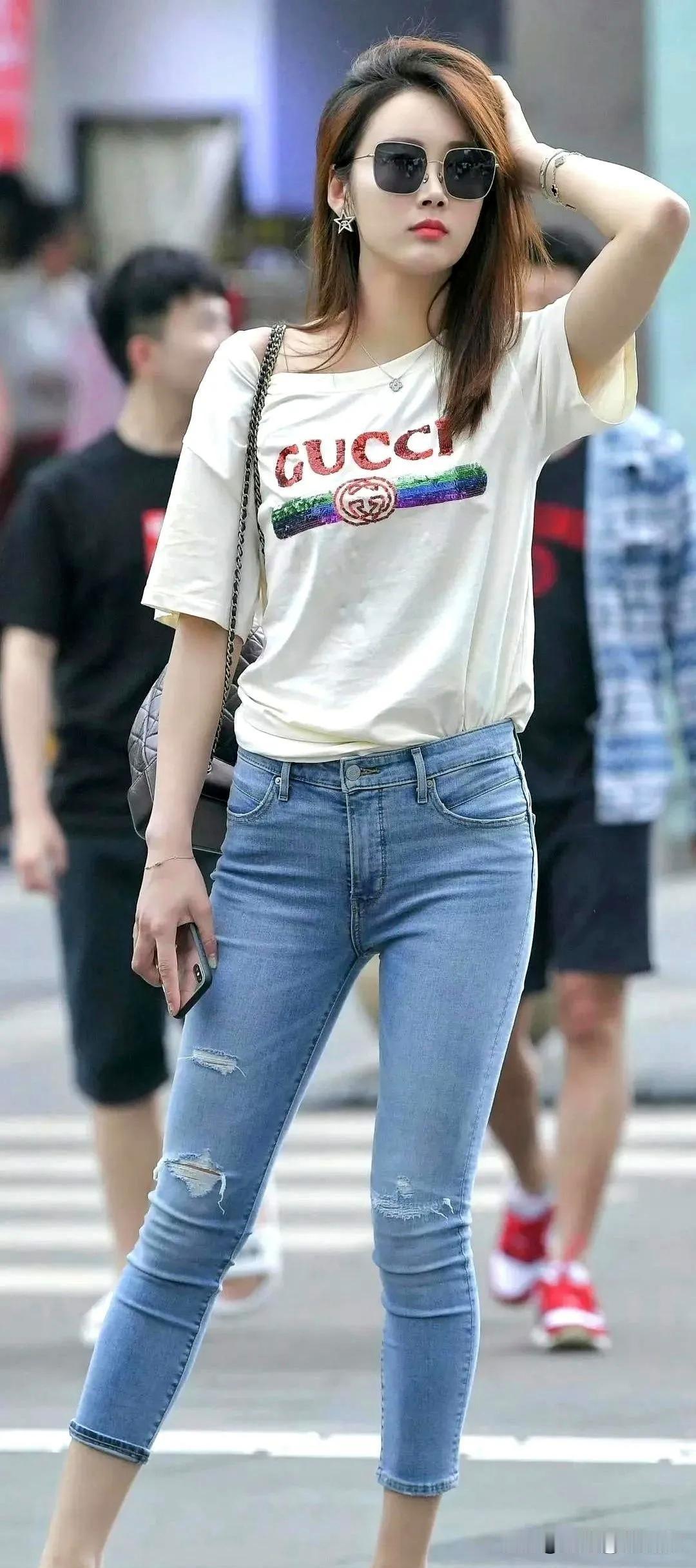 GUCCIT恤搭配破洞牛仔裤，这组合简直是都市时尚的标配。GUCCIT恤自