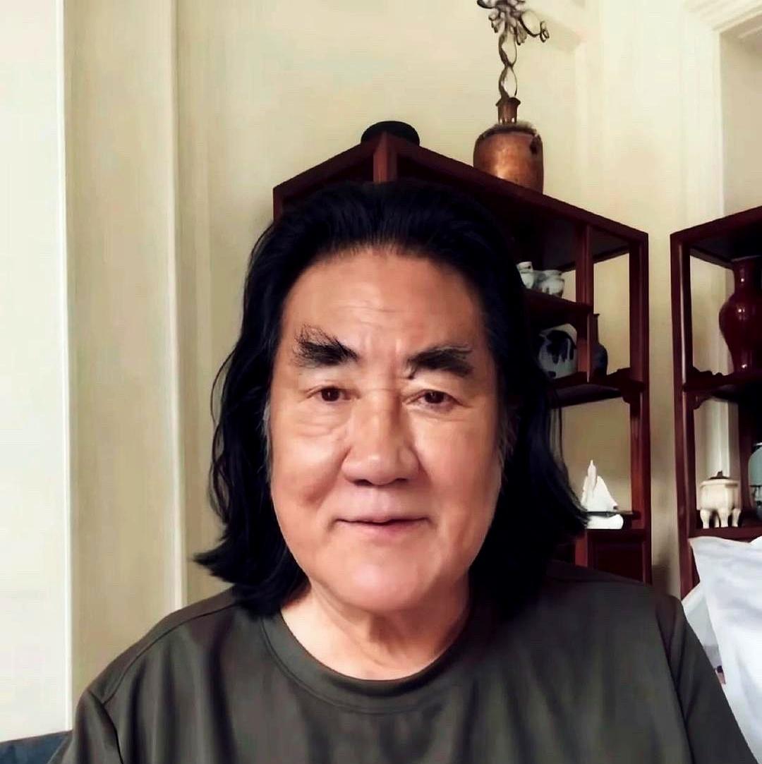 张纪中花了6800块，剃掉了留了30年的胡子，回家连保安都不让他进门。网上都