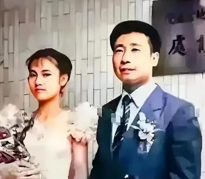 1983年，一个叛逃飞行员在台湾结婚了。婚礼照片上，新郎红光满面笑得合不拢嘴，可