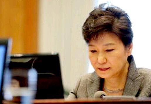 历史何其相似——8年前，韩国前总统朴槿惠坐在被审判席，接受调查审问；当初负责调查