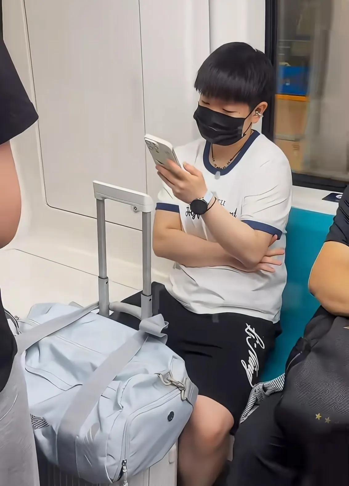 孙颖莎，还是太节俭低调了[捂脸哭]国乒出发美国大满贯，她的穿衣打扮，引起了网友的关