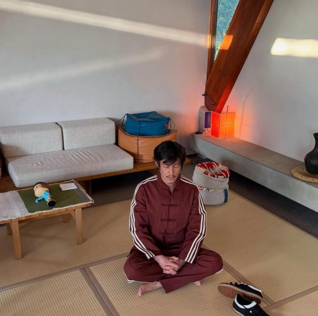 45岁陈冠希现身香港宣传自创品牌衣服，他留着小胡子，穿衣打扮老气横秋，看起来像个