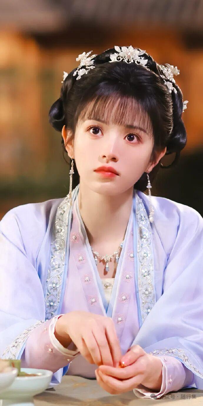 田曦薇被质疑“没刘海就没辨识度”，这届观众未免太苛刻。齐刘海确实放大了她的甜妹气