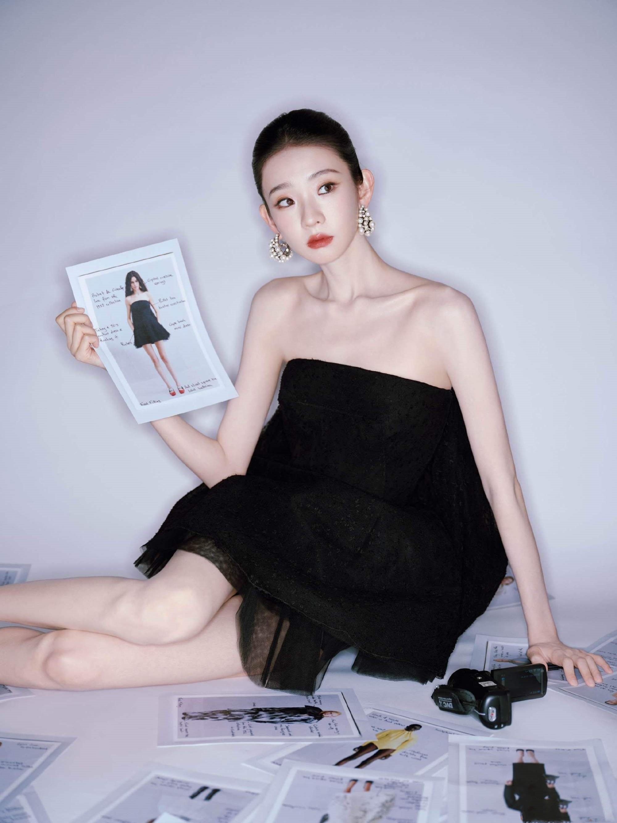 张艺凡，抹胸小黑裙，这大长腿真优秀。张艺凡