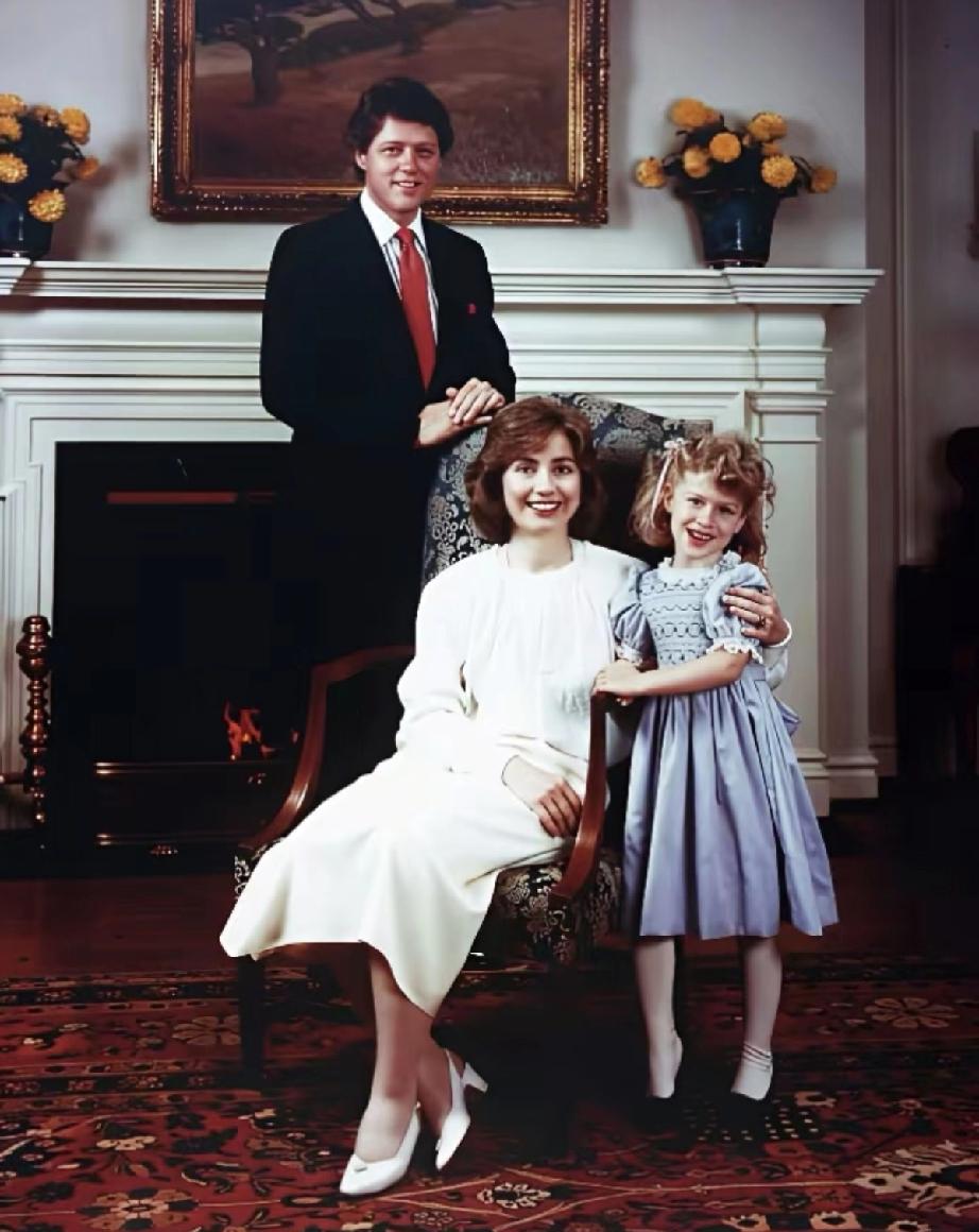 都说克林顿夫妇女儿的长相很无解，既不像爸又不像妈。看看克林顿老妈的模样就有答案