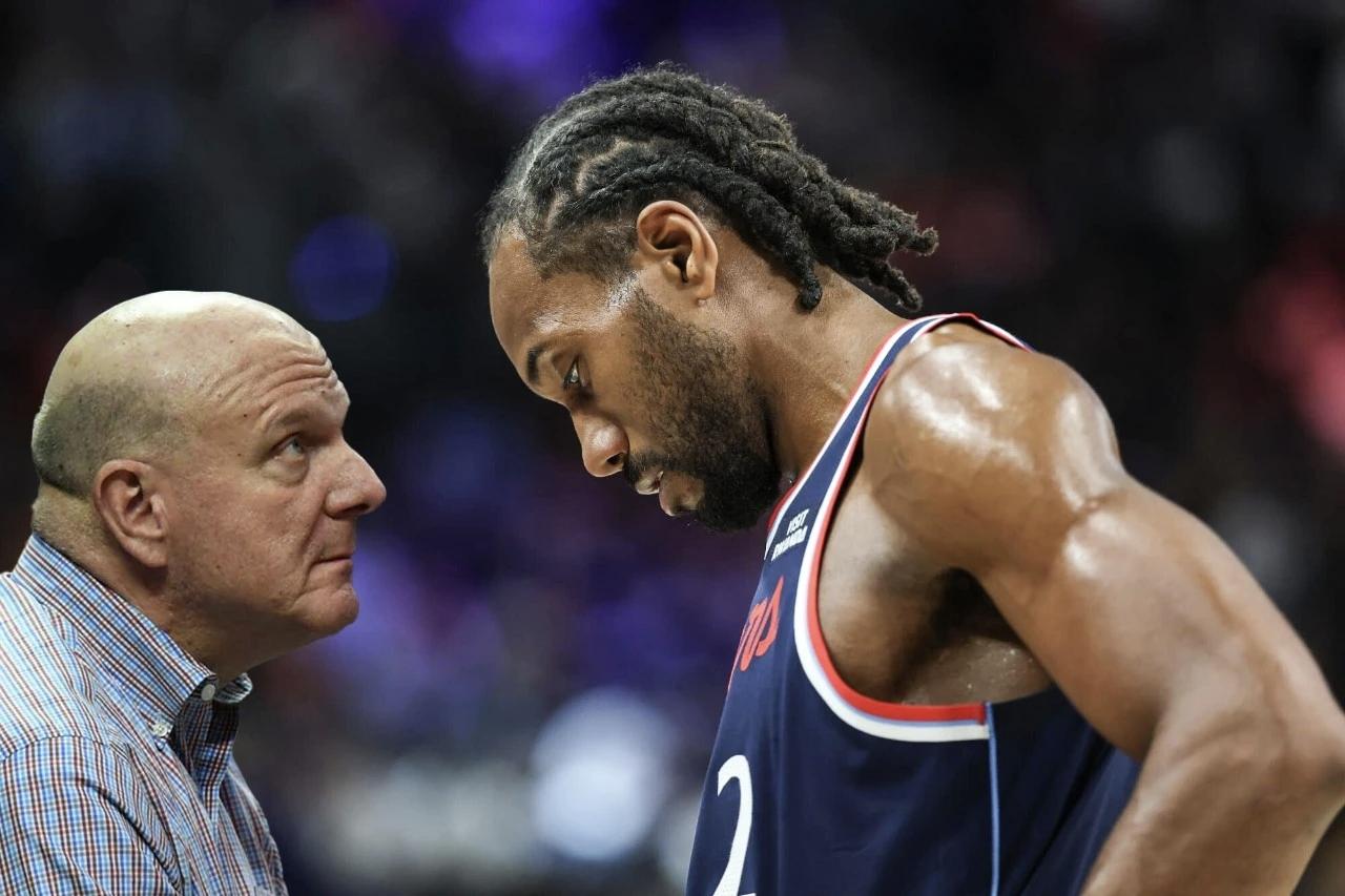 你们知道NBA为什么重罚快船，却又轻判小卡吗？主要有3个原因！1、鲍尔默财大气