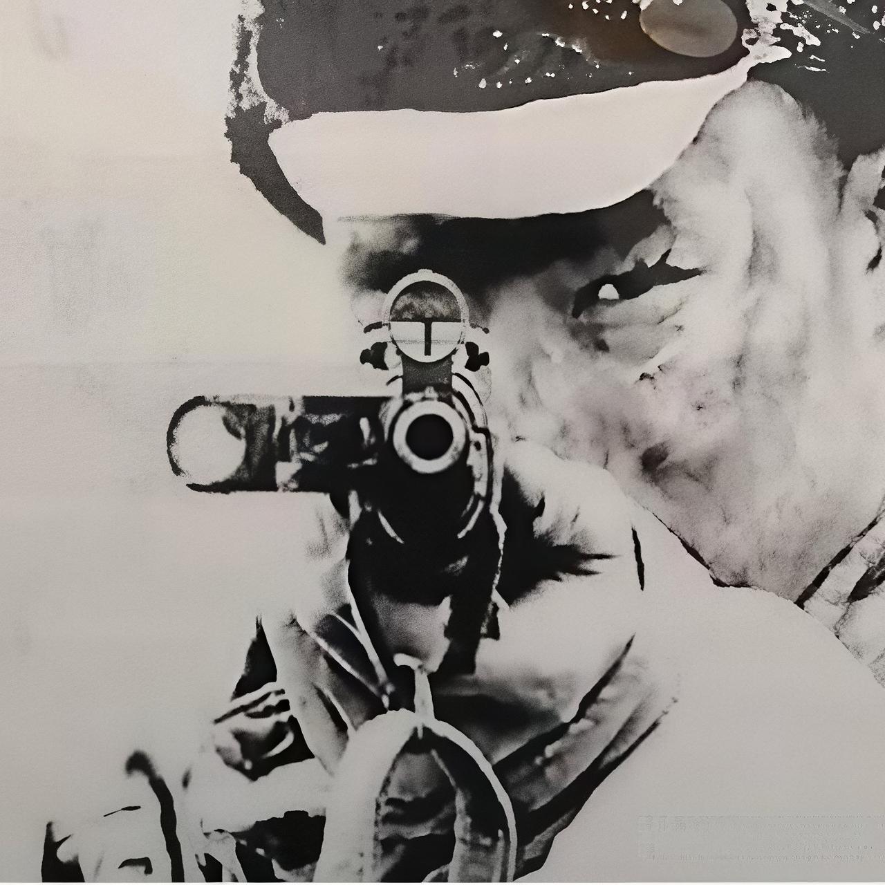 朝鲜战争中，一名美军大官到上甘岭视察，当他对着志愿军阵地指手画脚时，突然，“嘭”