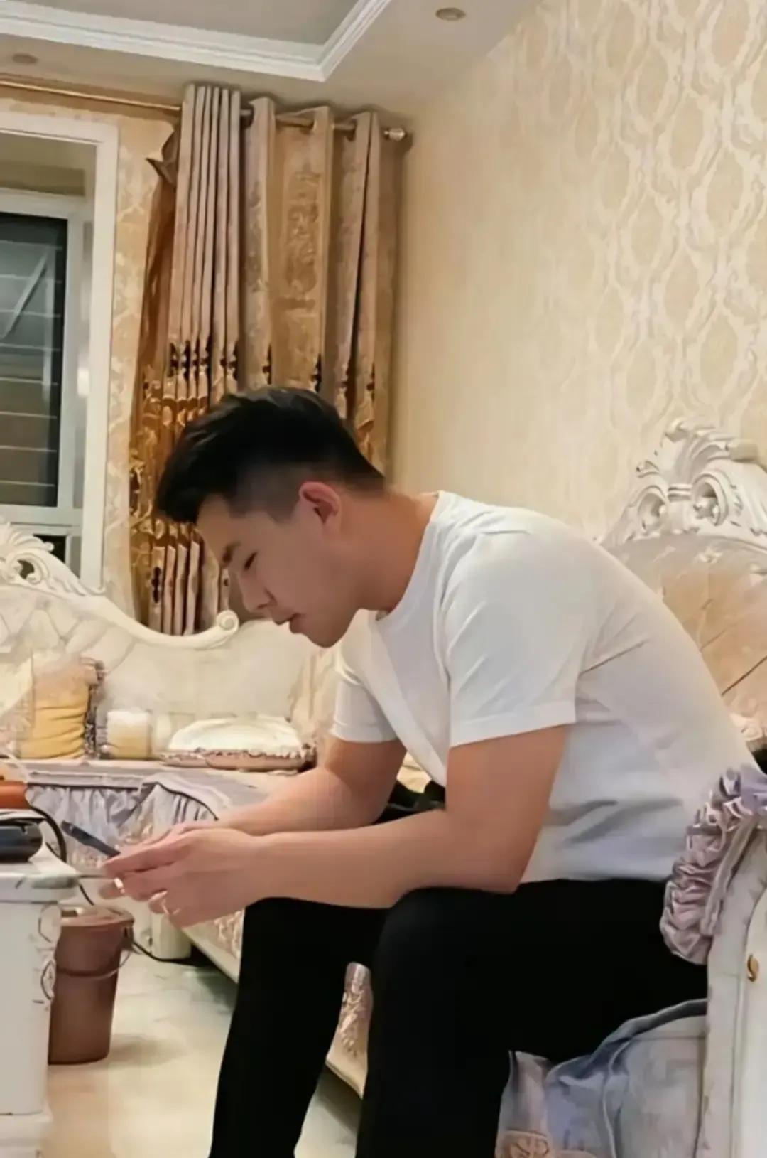 金毛靠晒豪车名表把自己包装成富二代，把瑶瑶迷得团团转。三月有人扒皮说他爸根本不