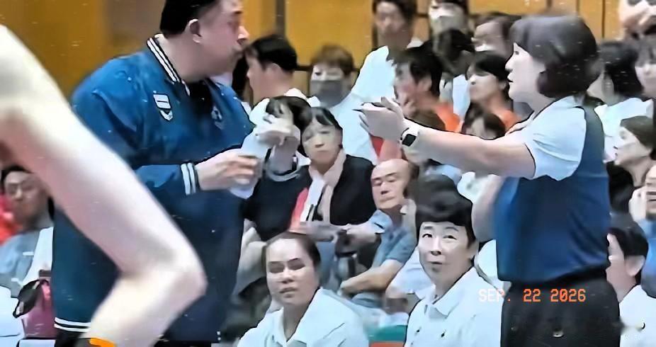 一百个不服气，不服输，为什么呀？中国女排亚锦赛惜败泰国队，当时这个泰国教练，哭