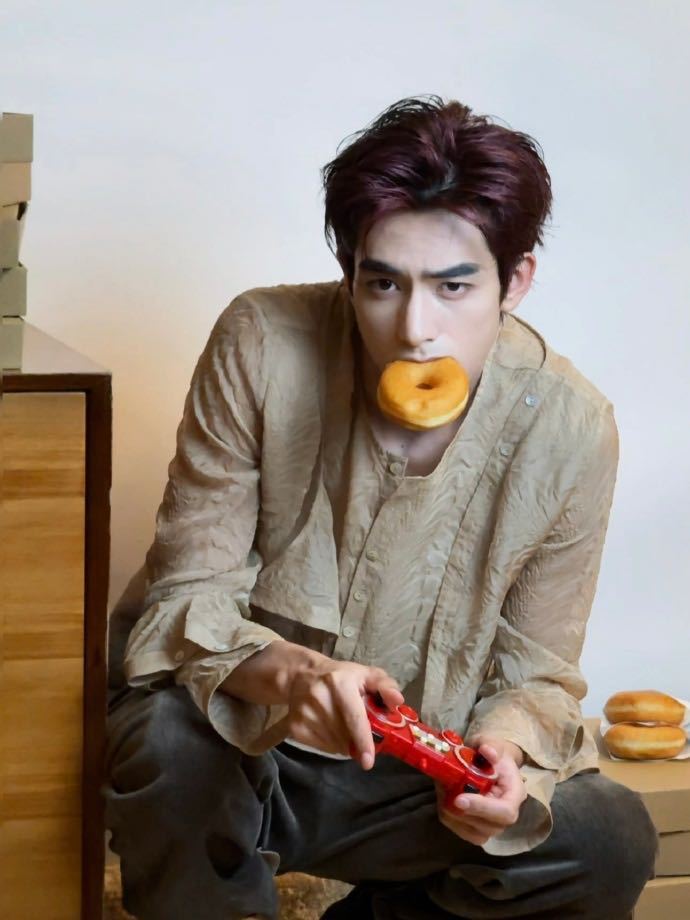 宋威龙优越的外形条件是天赋，认真演戏是选择。面对争议没有辩解，只用一部又一部反差