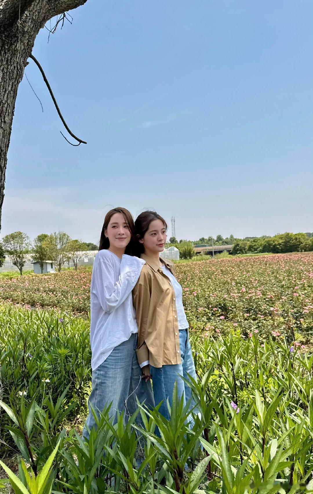 #欧阳妮妮说欧阳娜娜是妈妈生给她的小孩#现在看姐妹俩同框的状态就知道小时候感情有多好，打打闹闹这么多