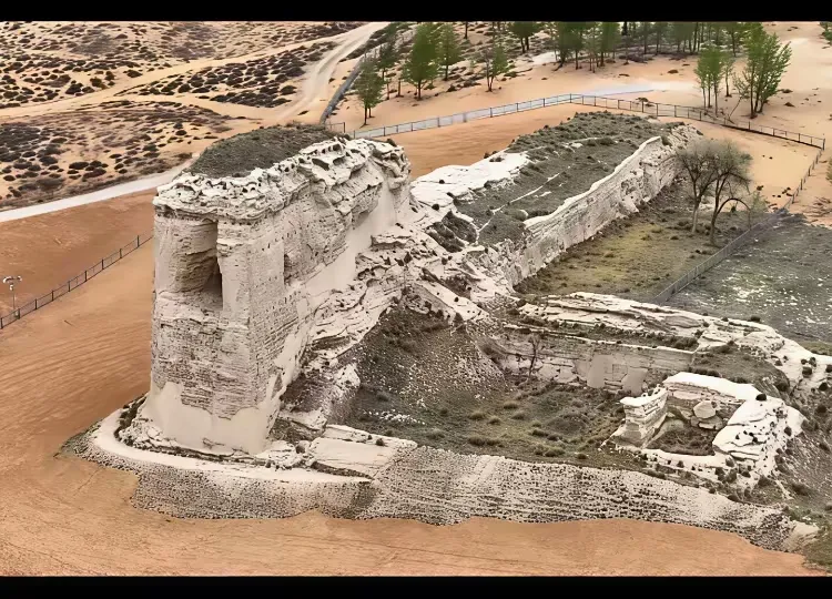 陕西统万城，是匈奴在人类史上唯一留下来的都城遗址，始建于东晋年间。此时的匈奴，
