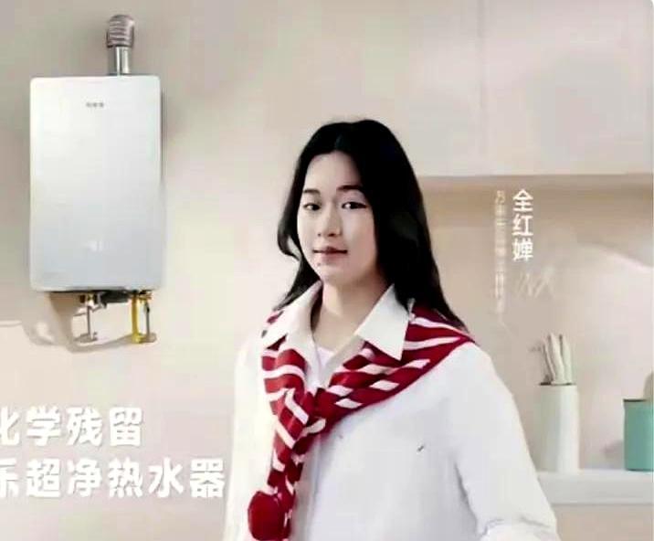 一个奥运冠军的首个代言，热搜却先吵起了造型。全红婵官宣成为万家乐全球代言人