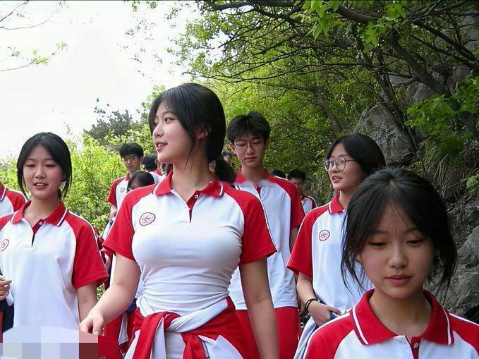 第一反应就是，为什么她的校服跟别人不一样……？甜美校服女校服清纯校服风清