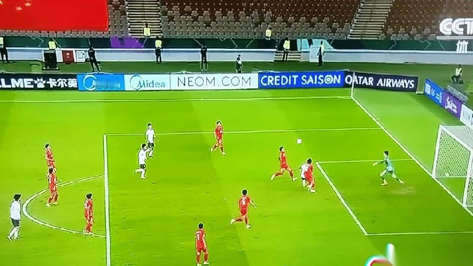 越南队那个3号后卫，一晚上干了三件大事，一件比一件离谱。先是一个高空球，他跳起