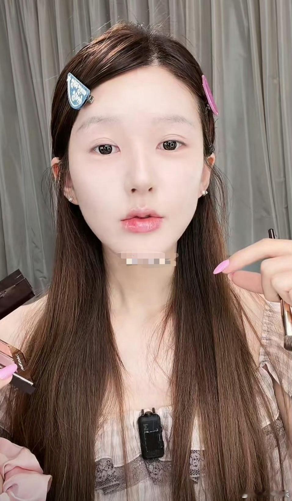 赵露思素颜和虞书欣的素颜，怎么感觉赵露思的科技感很重呢