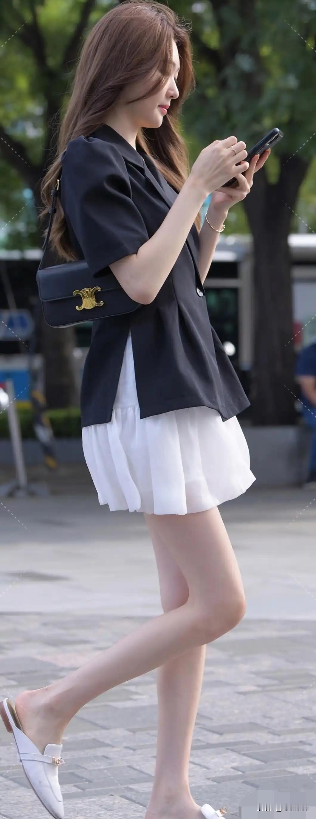 夏日穿搭指南：黑色短袖+白色百褶裙，清新又时尚！