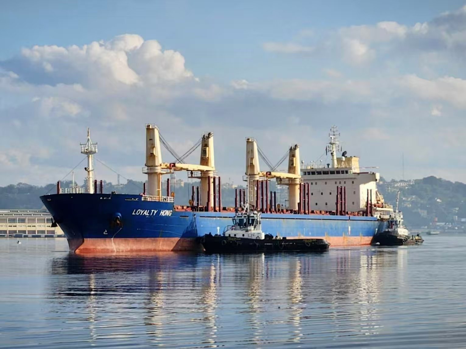 3月26日上午，中国对古巴紧急粮援的第三批15600吨大米顺利抵达哈瓦那港！特朗