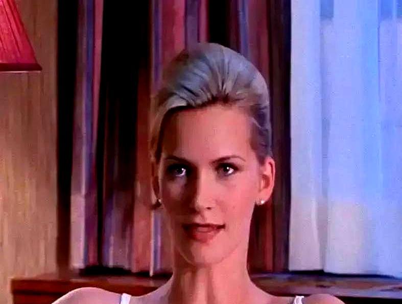 “镜头反光骗我脱内裤？”——92年《本能》全球首映，莎朗·斯通看见自己私处被放