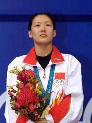 2001年，伏明霞要嫁给大她26岁的梁锦松，伏爸爸听说女婿只比自己小2岁，坚决反