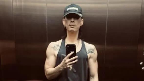 “F4变F3，吴建豪暴瘦”的调侃刷屏了，乍一看像极了偶像团体“中年塌房”的狗血剧