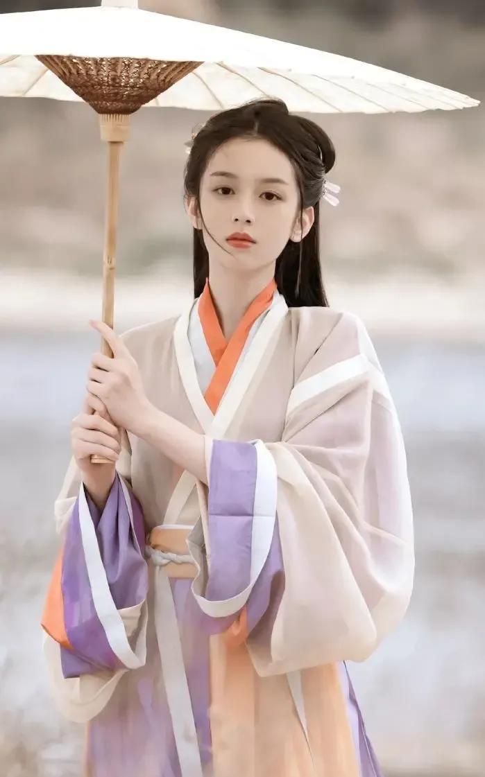 除了粉丝，明星里边估计没人喜欢周也，五官精致，身材姣好，古装清新脱俗，现代装扮不
