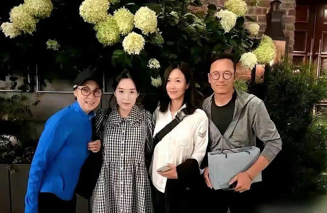 徐静蕾和苗侨伟夫妻及好友在加拿大聚餐。51岁的徐静蕾定居美国多年的她依然保养的很