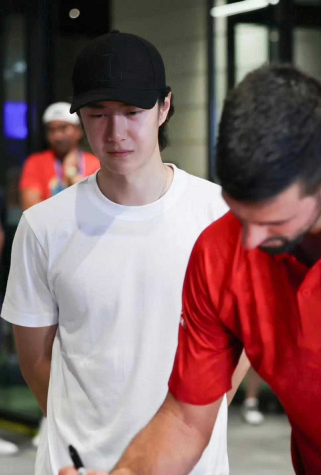 德约科维奇在采访里的一席话，揭开了两人友谊的全貌：去年长城的品牌活动上，即便下着