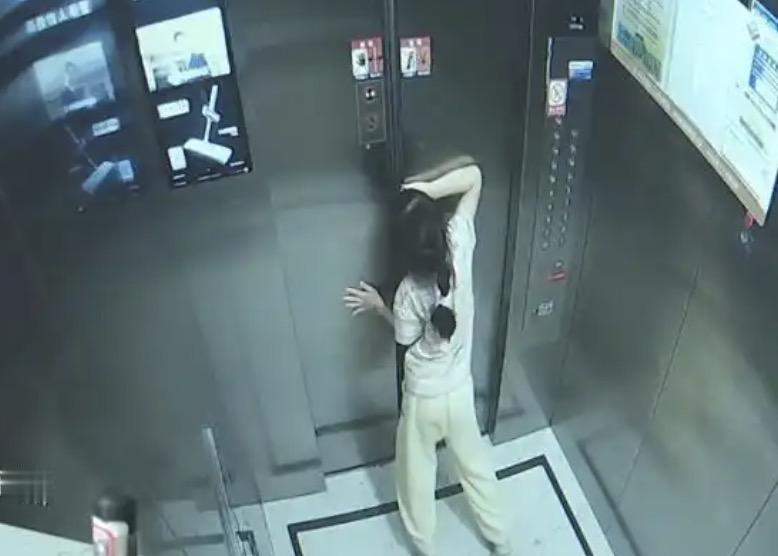两个九岁的小女孩被困电梯2个小时，期间超过了35次按按钮求助，可值班保安非但没来