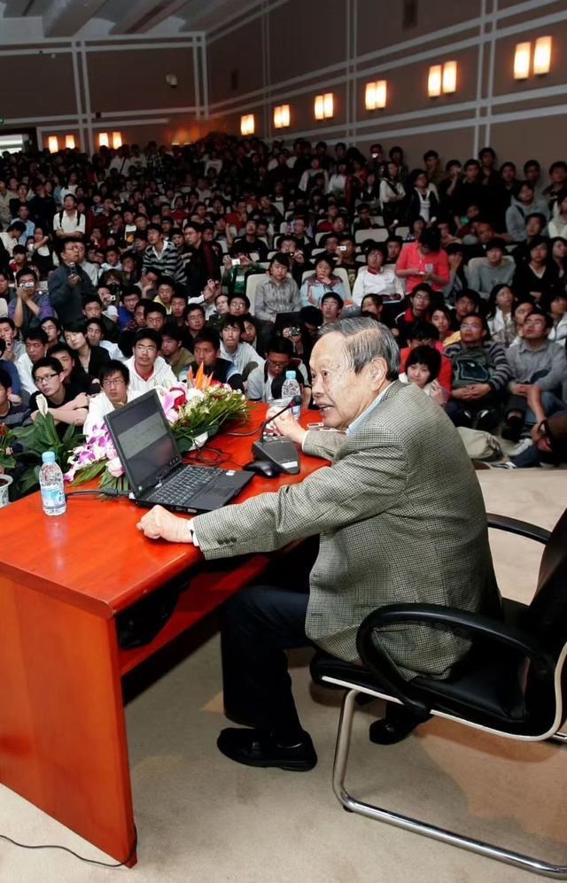 杨振宁办公室的保险柜，打开，里面不是什么机密文件，是四百万美元的存单 在清华