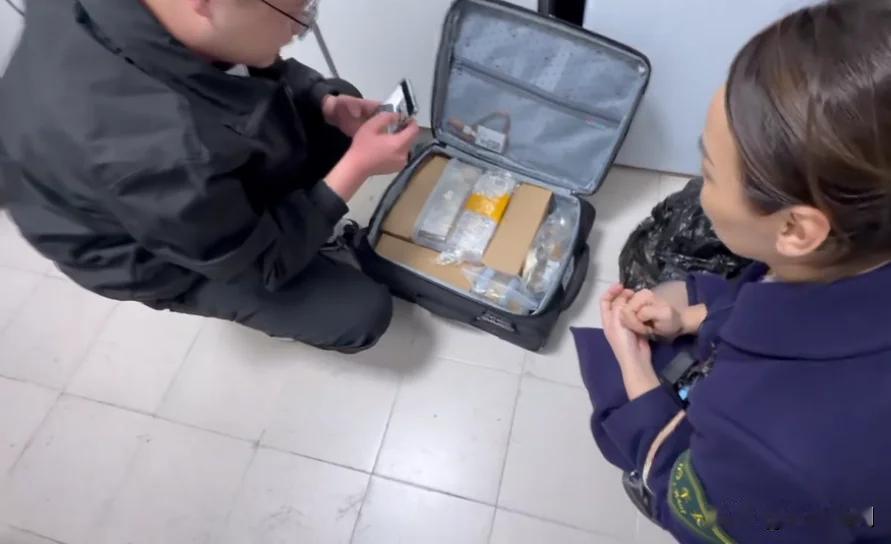 这可是金子，都能弄丢？某高铁到达上海站，列车长发现车厢里有个黑色行李箱，两个人